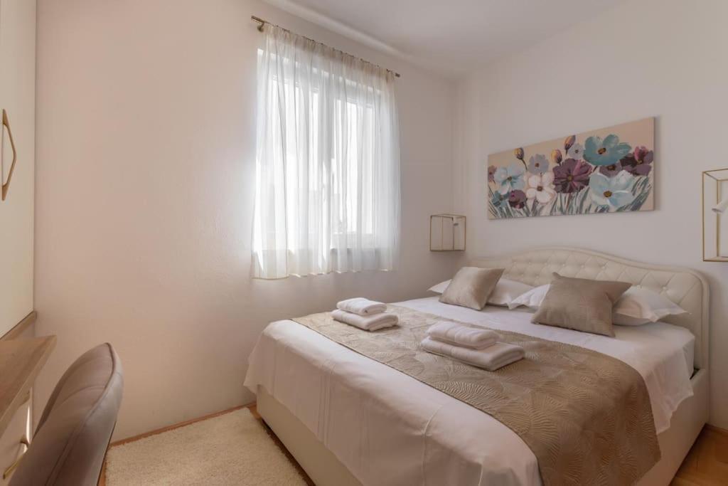 Sea View- Spacious Apartment With Shared Pool Split Exterior photo