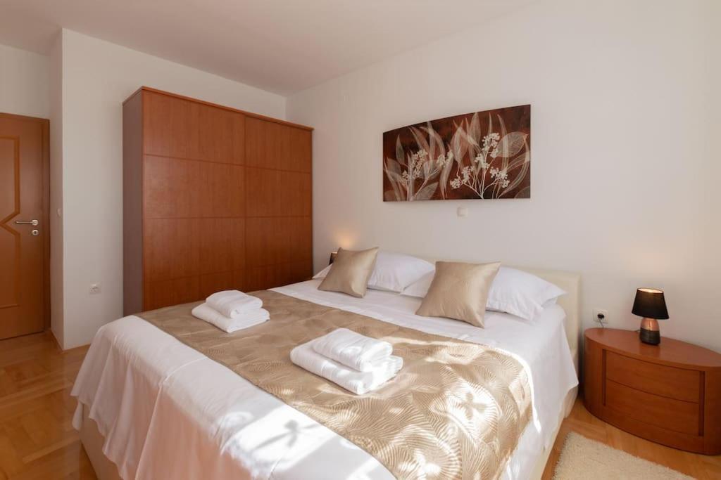 Sea View- Spacious Apartment With Shared Pool Split Exterior photo